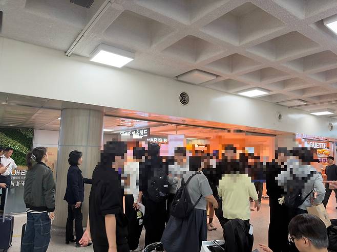 제주공항 면세구역 내 파리바게뜨 매장 앞이 제주마음샌드를 구매하려는 여행객들로 북적이고 있다.