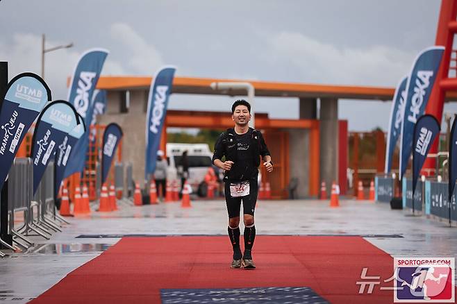'2026 트랜스제주 by UTMB' 100마일 코스에 출전한 기자가 지난 4일 제주월드컵경기장 결승선을 통과하는 모습 (트랜스제주 by UTMB 제공)