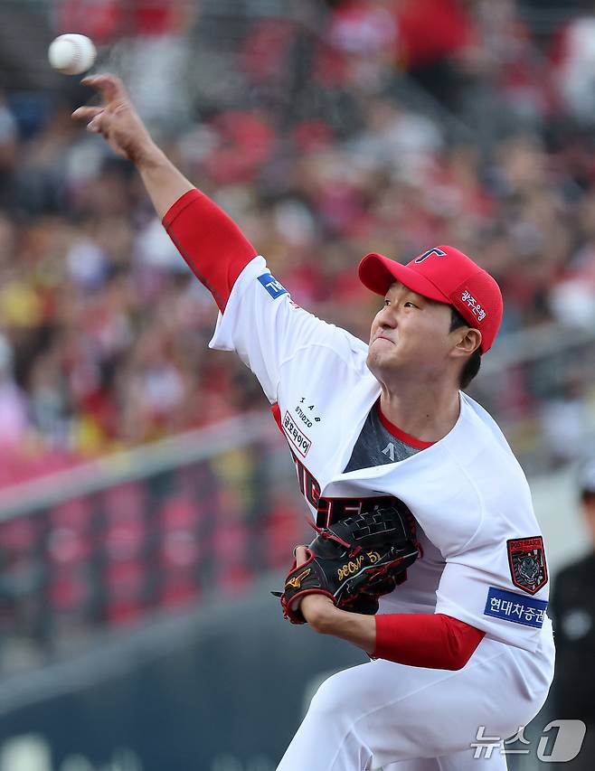 17일 오후 전남광주 기아챔피언스필드에서 열린 프로야구 2026 신한 SOL KBO 포스트시즌 준플레이오프 1차전 LG 트윈스와 KIA 타이거즈의 경기, KIA 전상현이 8회초 2사 1루 상황에 등판해 힘차게 공을 던지고 있다. 2026.10.17 ⓒ 뉴스1 김진환 기자