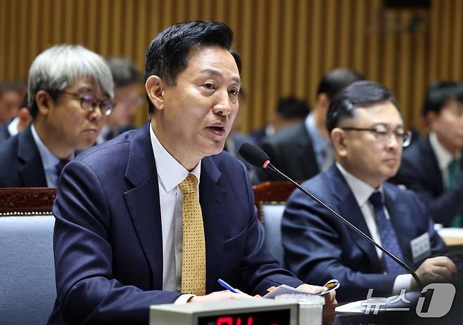 오세훈 서울시장이 15일 서울시청에서 열린 국회 행정안전위원회의 서울시에 대한 국정감사에서 질의에 답변하고 있다. 2026.10.15 ⓒ 뉴스1 구윤성 기자