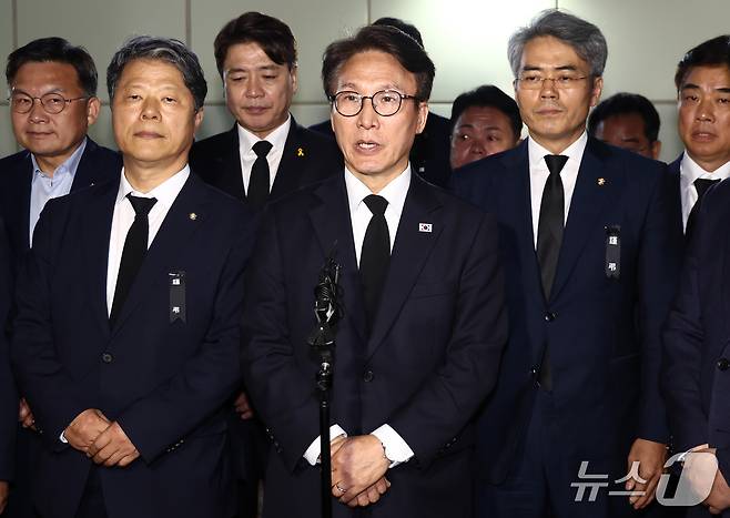 김민석 더불어민주당 대표가 18일 부천 도장공장 화재 순직 소방관 빈소가 마련된 경기 부천시 순천향대학교 병원 장례식장에서 조문을 마치고 나오며 취재진 질의에 답변하고 있다. ⓒ 뉴스1 김민지 기자
