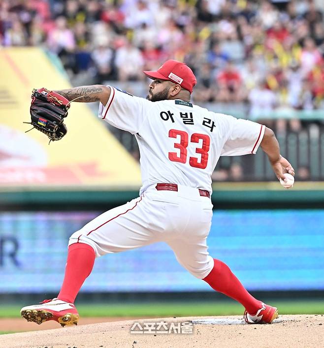 SSG 아빌라가 16일 인천SSG랜더스필드에서 열린 2026 KBO리그 KIA전에 선발 등판해 힘차게 공을 던지고 있다. 문학 | 박진업 기자 upandup@sportsseoul.com