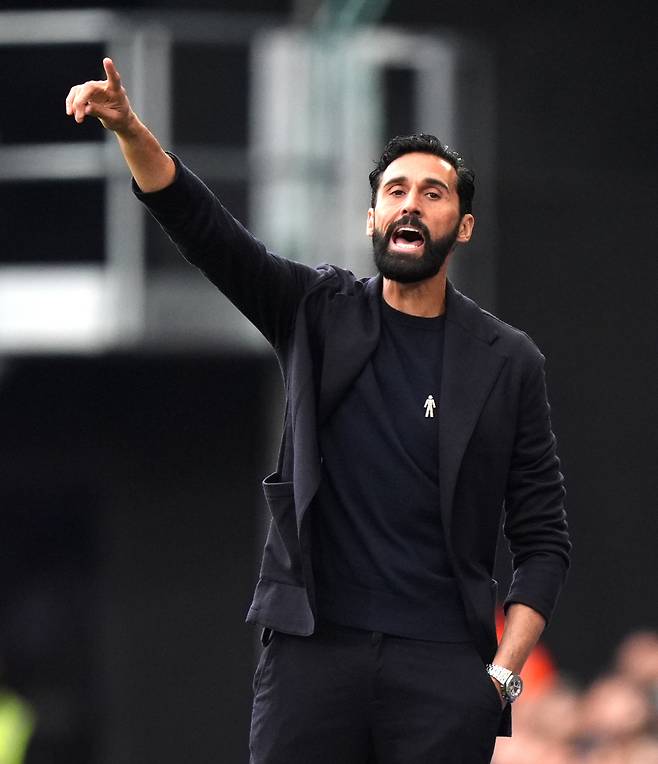 Fulham manager Alvaro Arbeloa gestures during the English Premier League soccer match between Ipswich Town and Fulham in Ipswich, England, Saturday, Oct. 10, 2026. (Ben Whitley/PA via AP) UNITED KINGDOM OUT; NO SALES; NO ARCHIVE; PHOTOGRAPH MAY NOT BE STORED OR USED FOR MORE THAN 14 DAYS AFTER THE DAY OF TRANSMISSION; MANDATORY CREDIT<저작권자(c) 연합뉴스, 무단 전재-재배포, AI 학습 및 활용 금지>
