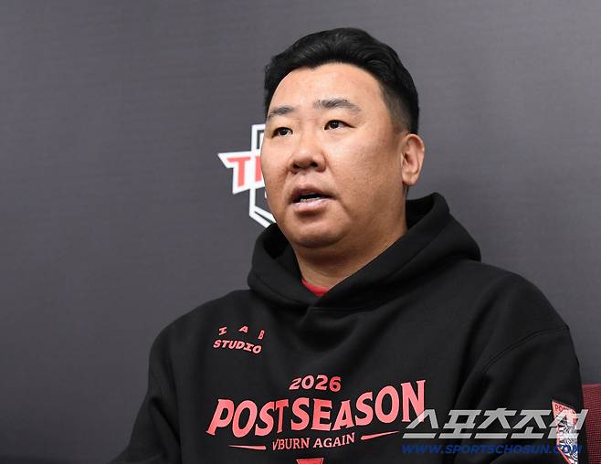 17일 전남광주 기아챔피언스필드에서 준PO 1차전 KIA와 LG의 경기가 열렸다. 인터뷰하는 KIA 이범호 감독. 광주=송정헌 기자songs@sportschosun.com/2026.10.17/