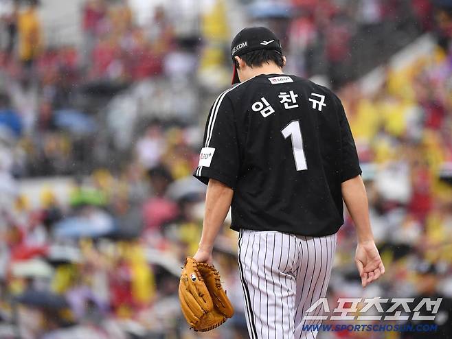 18일 전남광주 기아챔피언스필드에서 준PO 2차전 KIA와 LG의 경기가 열렸다. 1회말 5실점 강판 당하는 LG 선발 임찬규. 광주=송정헌 기자songs@sportschosun.com/2026.10.18/