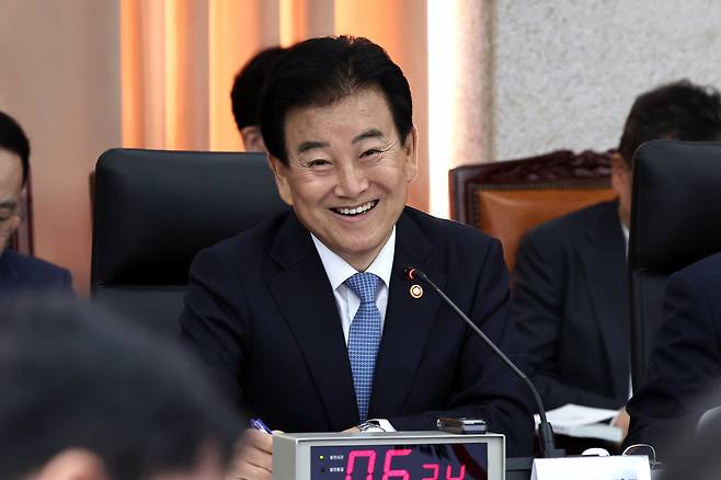 정동영 통일부 장관이 7일 열린 외교통일위원회의 통일부 국정감사에서 박충권 국민의힘 의원의 '탈북민 재입북 회유 의혹' 관련 질의를 듣고 웃고 있다. /뉴스1