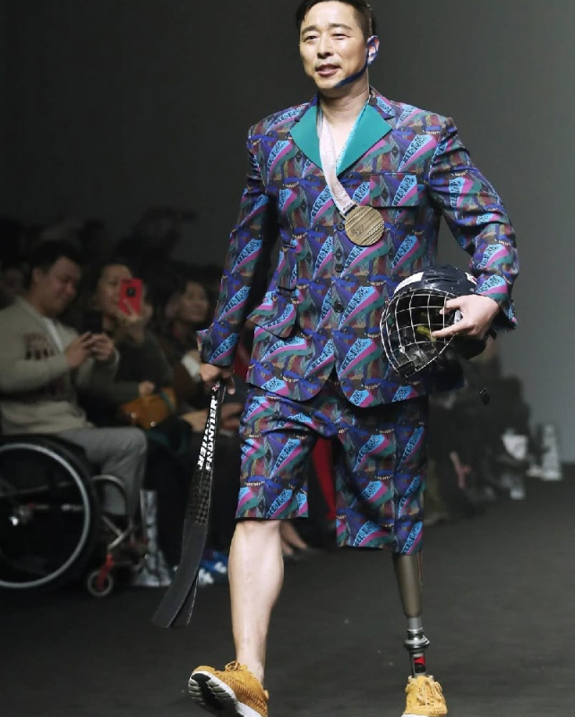 한민수는 은퇴 후 의족을 드러낸 반바지를 입고 패션쇼 런웨이 위에 섰다. 한민수 제공