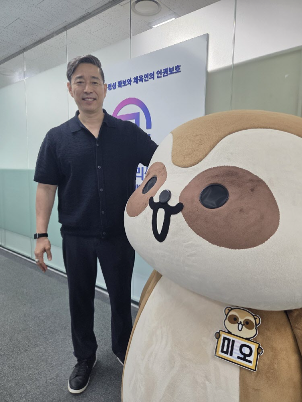 한민수 스포츠윤리센터 이사장 직무대행이 윤리센터 마스코트 미오 앞에 함께 섰다. 이헌재 기자