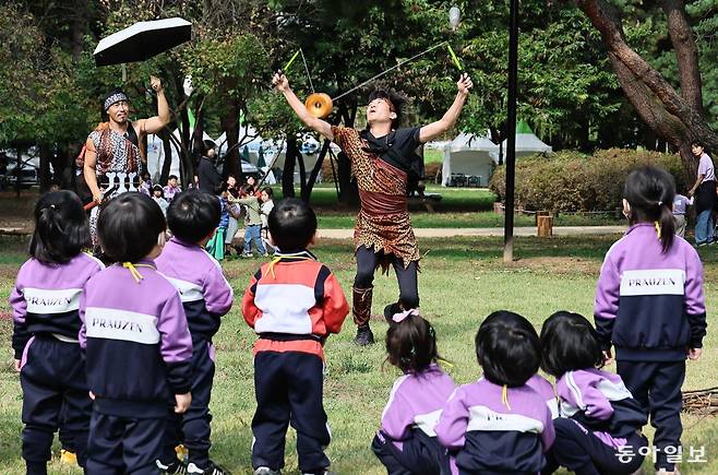 16일 서울 강동구 암사동 유적 일대에서 열린 ‘제31회 강동선사문화축제’를 찾은 어린이들이 원시인 복장 연기자의 무술시범을 보고 있다.  ‘서울의 시작, 암사’를 주제로 선사시대의 역사와 문화를 직접 체험하는 프로그램, 유적의 밤을 밝히는 야간 빛 축제 등이 마련된 축제는 18일까지 열린다. 양회성 기자 yohan@donga.com
