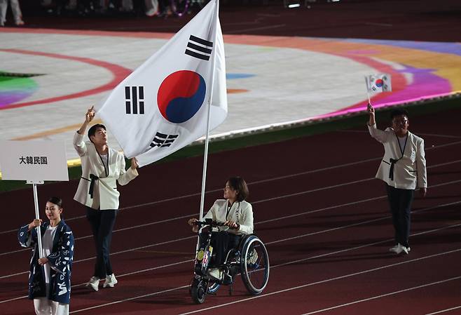 18일 일본 나고야 미즈호공원 육상경기장에서 열린 2026 아이치·나고야 아시안패러게임 개회식에서 육상 장민호(왼쪽 두 번째)와 탁구 윤지유를 필두로 대한민국 선수단이 입장하고 있다. 나고야=연합뉴스