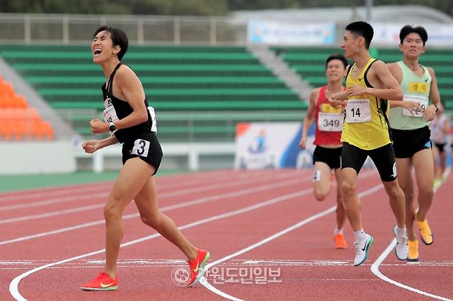▲ 강원체고 장문성이 18일 제주 서귀포 강창학종합경기장에서 열린 제107회 전국체육대회 육상 트랙 남자18세이하부 5000m 결승에서 가장 먼저 피니시 라인을 통과한 뒤 포효하고 있다. 한규빈 기자