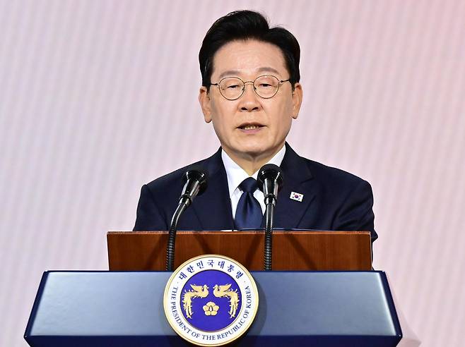 이재명 대통령이 지난 16일 부산에서 열린 제47주년 부마민주항쟁 기념식에서 기념사를 하고 있다. 청와대사진기자단