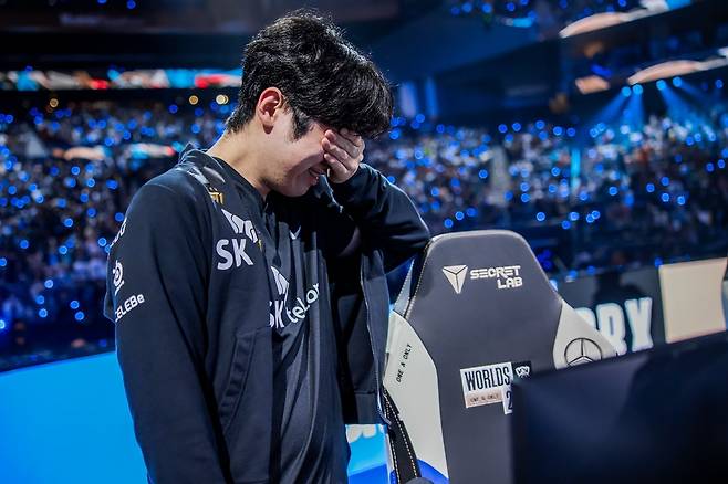 ‘제우스’ 최우제와 당시 그의 소속팀 T1은 2022년 LoL 월드 챔피언십 결승전에서 DRX에서 패배했다. 패배 직후 눈물을 흘리고 있는 최우제의 모습. 라이엇 게임즈 제공
