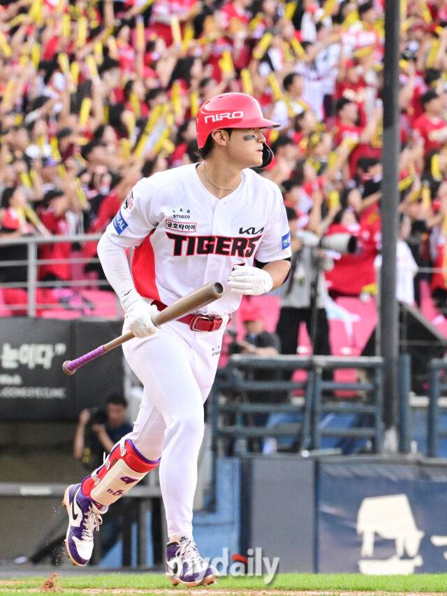 17일 오후 광주 기아챔피언스필드에서 진행된 '2026 신한 SOL KBO리그 포스트시즌' 준플레이오프 1차전 KIA 타이거즈와 LG트윈스의 경기. KIA 김도영이 8회말 2사 1루에서 장현식을 상대로 투런 홈런을 때린 뒤 타구를 바라보고 있다./광주=곽경훈 기자 kphoto@mydaily.co.kr