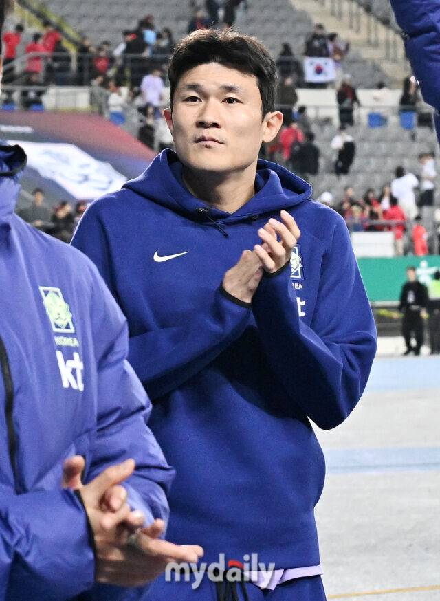 6일 오후 경기도 용인시 용인미르스타디움에서 진행된 축구 국가대표 친선경기 대한민국과 우즈베키스탄의 경기.추구대표팀 김민재가 2-0으로 경기가 끝난 뒤 관중들에 인사를 하고 있다./마이데일리 DB