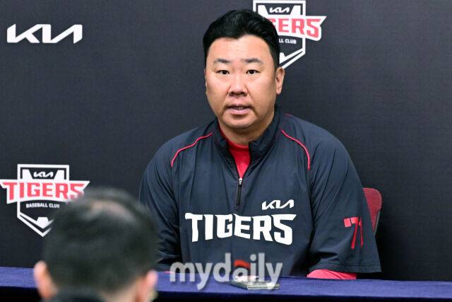 18일 오후 광주 기아챔피언스필드에서 진행된 '2026 신한 SOL KBO리그 포스트시즌' 준플레이오프 2차전 KIA 타이거즈와 LG트윈스의 경기. 경기 전 KIA 이범호 감독이 취재진과 인터뷰를 하고 있다./광주=곽경훈 기자