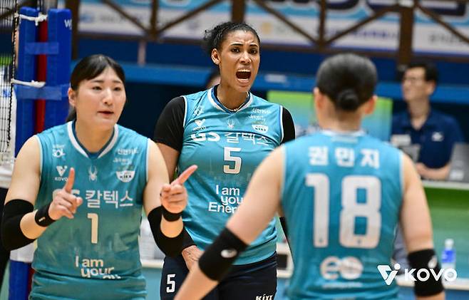 [서울=뉴시스] 여자 프로배구 GS칼텍스 실바가 18일 전남광주 여수 진남체육관에서 열린 2026 여수 NH농협컵 프로배구대회 결승에서 한국도로공사를 상대로 득점을 올린 뒤 기뻐하고 있다. (사진=KOVO 제공) 2026.10.18. *재판매 및 DB 금지