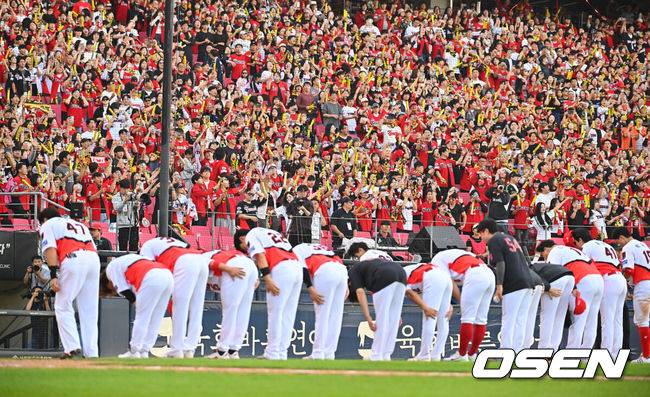 [OSEN=전남광주, 이석우 기자] 17일 광주-기아챔피언스필드에서 2026 신한 SOL KBO 리그 준플레이오프 KIA 타이거즈와 LG 트윈스의 1차전 경기가 열렸다. KIA는 올 시즌 79승 2무 63패 승률 .556 리그 3위를 기록했다. LG는 78승 1무 65패 승률 .545 리그 4위다. 상대전적에서는 KIA가 9승 7패로 앞선다. 가을야구 맞대결은 2016년 와일드카드 결정전 이후 10년 만이다.KIA 타이거즈 선수들이 LG 트윈스에 5-1로 승리한 후 팬들에게 인사를 하고 있다. 2026.10.17 / foto0307@osen.co.kr