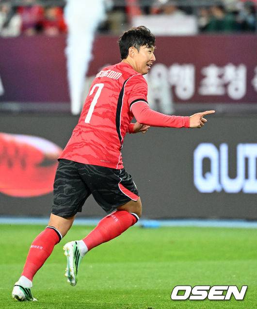 [OSEN=용인, 이대선 기자] 한국축구에 역사적인 날이다. 손흥민(34, LAFC)이 전설 차범근의 A매치 최다골 기록을 넘었다.&nbsp;로베르트 모레노 감독이 이끄는 대한민국 축구대표팀은 6일 오후 8시 용인미르스타디움에서 개최되는 친선전에서 우즈베키스탄을 상대로 손흥민의 선제골과 오세훈의 추가골이 터져 2-0 완승을 거뒀다.&nbsp;전반 선제골을 성공시킨 대한민국 손흥민이 환호하고 있다. 2026.10.06 /sunday@osen.co.kr