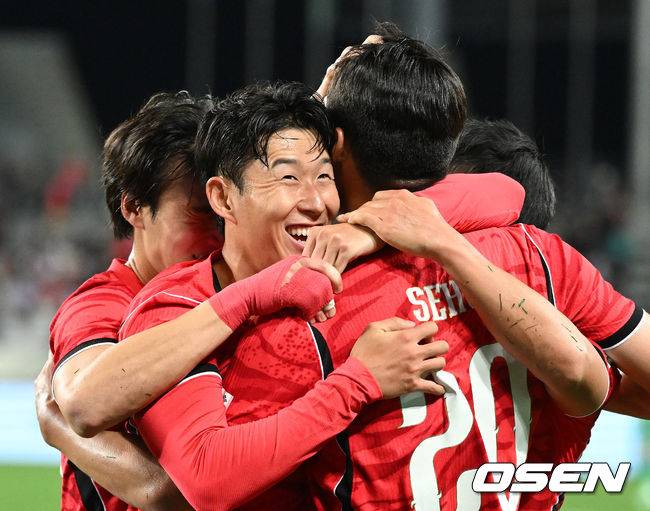 [OSEN=용인, 이대선 기자] 한국축구에 역사적인 날이다. 손흥민(34, LAFC)이 전설 차범근의 A매치 최다골 기록을 넘었다.&nbsp;로베르트 모레노 감독이 이끄는 대한민국 축구대표팀은 6일 오후 8시 용인미르스타디움에서 개최되는 친선전에서 우즈베키스탄을 상대로 손흥민의 선제골과 오세훈의 추가골이 터져 2-0 완승을 거뒀다.&nbsp;후반 대한민국 손흥민이 팀의 두 번째 골을 넣은 오세훈과 환호하고 있다. 2026.10.06 /sunday@osen.co.kr