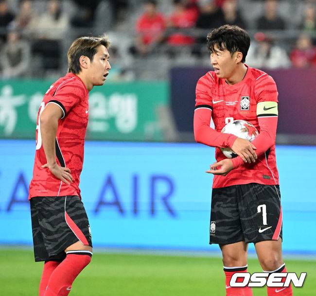 [OSEN=용인, 이대선 기자] 한국축구에 역사적인 날이다. 손흥민(34, LAFC)이 전설 차범근의 A매치 최다골 기록을 넘었다.&nbsp;로베르트 모레노 감독이 이끄는 대한민국 축구대표팀은 6일 오후 8시 용인미르스타디움에서 개최되는 친선전에서 우즈베키스탄을 상대로 손흥민의 선제골과 오세훈의 추가골이 터져 2-0 완승을 거뒀다.&nbsp;전반 반칙을 얻어낸 대한민국 손흥민이 이강인과 이야기를 나누고 있다. 2026.10.06 /sunday@osen.co.kr
