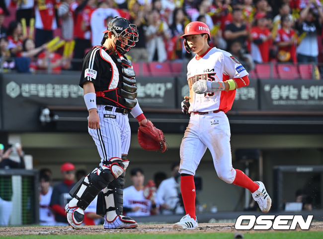 [OSEN=전남광주, 이석우 기자] 17일 광주-기아챔피언스필드에서 2026 신한 SOL KBO 리그 준플레이오프 KIA 타이거즈와 LG 트윈스의 1차전 경기가 열렸다.KIA는 올 시즌 79승 2무 63패 승률 .556 리그 3위를 기록했다. LG는 78승 1무 65패 승률 .545 리그 4위다. 상대전적에서는 KIA가 9승 7패로 앞선다. 가을야구 맞대결은 2016년 와일드카드 결정전 이후 10년 만이다.KIA 타이거즈 박재현이 6회말 무사 1,3루 김도영의 우익수 희생플라이에 득점을 올리고 있다. 2026.10.17 / foto0307@osen.co.kr