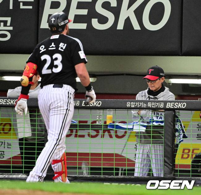 [OSEN=전남광주, 지형준 기자] 18일 광주-기아챔피언스필드에서 2026 신한 SOL KBO 준플레이오프 2차전 KIA 타이거즈와 LG 트윈스의 경기가 열렸다. 홈팀 KIA는 올러가, 방문팀 LG는 임찬규가 선발 출전했다.6회초 무사에서 LG 염경엽 감독이 오스틴의 삼진에 고개를 떨구고 있다. 2026.10.18 / jpnews@osen.co.kr
