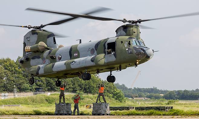 육군 CH-47D 헬기가 전력 물자 공급을 위한 공중강습작전 훈련을 하고 있다. 세계일보 자료사진
