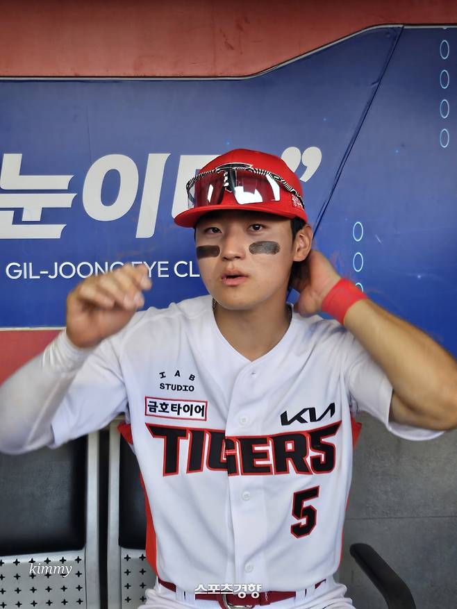KIA 김도영이 17일 준플레이오프 1차전 승리 뒤 인터뷰하고 사진을 찍으려 하자 머리를 만지고 있다. 광주 | 김은진 기자