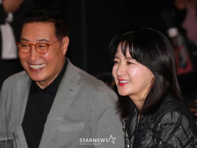 배우 이영애, 정호영 한국레이컴 회장 부부가 24일 오후 서울 강동구 고덕동 스테이지28에서 열린 '제14회 아름다운예술인상'에 참석해 대화를 나누고 있다.  '아름다운예술인상'은 2011년 신영균예술문화재단이 창립되던 해 제정돼 매년 연말에 영화, 연극, 공로, 선행, 독립영화 부문에서 활동이 돋보이는 예술인을 선정, 총 1억원(각 2천만원)의 시상금과 상패를 수여하는 축제를 이어왔다.2024.10.24 /사진=김창현 chmt@