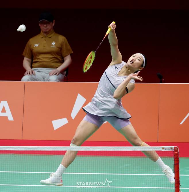 안세영이 9월 23일 일본 이치노미야 시립체육관에서 열린 2026 아이치·나고야 아시안게임 배드민턴 여자 단체전 준결전에서 일본 야마구치 아카네를 상대로 대각 스매시를 날리고 있다. /사진=강영조 선임기자