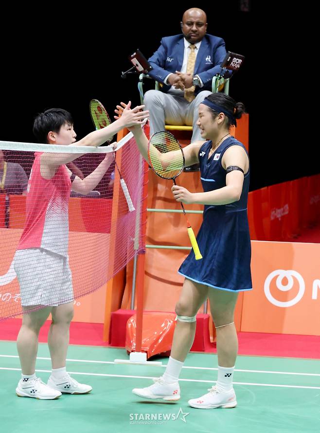 안세영(오른쪽)이 9월 29일 일본 이치노미야 시립체육관에서 열린 2026 아이치·나고야 아시안게임 배드민턴 여자단식 결승전에서 우승을 차지하고 일본 야마구치 아카네와 악수를 나누고 있다. /사진=강영조 선임기자