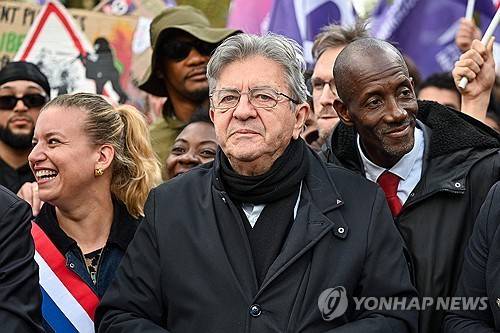 17일 프랑스 파리에서 열린 고물가 항의 시위에 참가한 장뤼크 멜랑숑 굴복하지않는프랑스(LFI) 대표(가운데). 오른쪽은 프랑스 학생시위의 '상징'이 된 발리 바가요크 생드니 시장 [AFP 연합뉴스. 재판매 및 DB 금지]