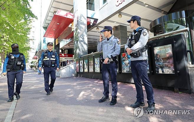 경찰 순찰 강화된 다중 이용시설 [연합뉴스 자료사진] 지난 14일 인천 남동구 다중 이용시설에서 경찰이 순찰하고 있다. 2026.10.14 photo@yna.co.kr
