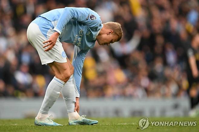 왼쪽 정강이 부근을 부딪힌 뒤 통증을 느끼는 엘링 홀란 [AFP=연합뉴스. 재판매 및 DBrmawl]