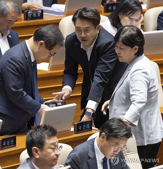 조작기소 특검법 관련 논의? (서울=연합뉴스) 황광모 기자 = 국회 법제사법위원장인 더불어민주당 서영교 위원장(오른쪽)과 전용기 최고위원(가운데), 이건태 의원이 1일 국회에서 열린 제439회(정기회) 10차 전체 회의 도중 대화하고 있다. 2026.10.1 hkmpooh@yna.co.kr