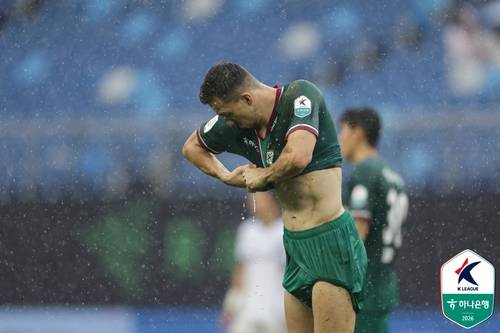 폭우에 유니폼을 짜내는 대전 안톤 [한국프로축구연맹 제공. 재판매 및 DB 금지]