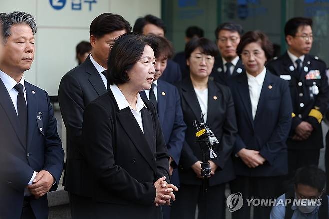 순직 소방관 빈소 조문 마친 추미애 경기도지사 (서울=연합뉴스) 추미애 경기도지사가 17일 경기도 순천향대 부천병원 빈소에 마련된 고(故) 김진석 소방위 빈소 조문을 마친 뒤 취재진 앞에서 발언하고 있다. 2026.10.17 [경기도 제공. 재판매 및 DB 금지] photo@yna.co.kr