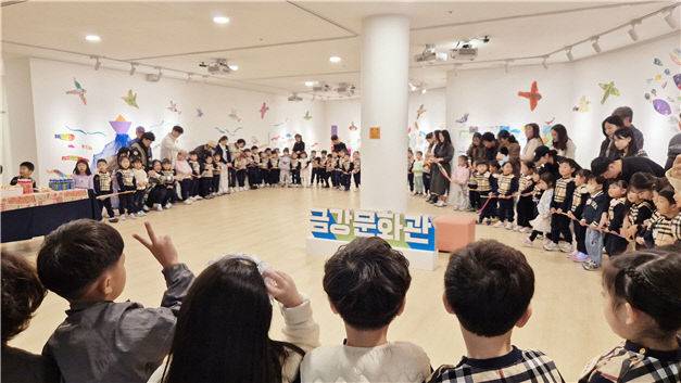 아이들의 손으로 재탄생한 예술작품 전시회. (사진=한국수자원공사 금강보관리단 제공)