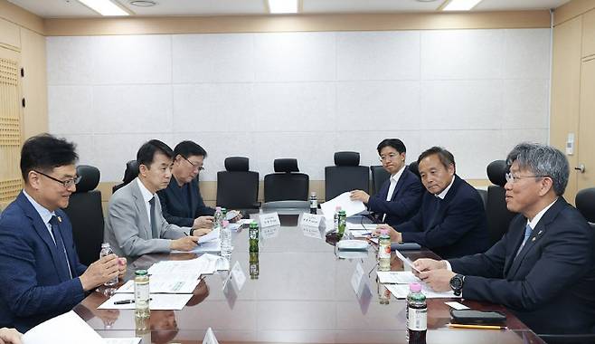 김이탁 국토교통부 1차관이 지난 6월 10일 서울 국토발전전시관에서 민관합동 해체공사 안전관리 TF 기관장 회의를 주재하고 있다. /연합뉴스