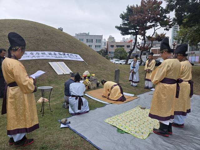 김후직 간묘 충간문화제를 시작하면서 묘제를 올리고 있다. 오세윤 작가 제공