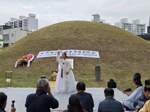 충간문화제에서 최경남 경주신라문화유산연구원 원장이 헌무를 추고 있다. 강시일 기자