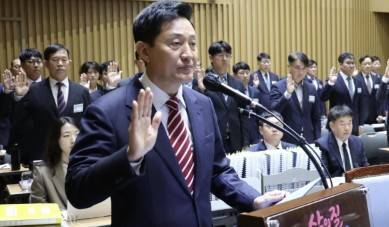 오세훈 서울시장이 19일 서울시청에서 열린 서울시에 대한 국회 국토교통위원회 국정감사에서 선서하고 있다.&nbsp; [출처=연합]