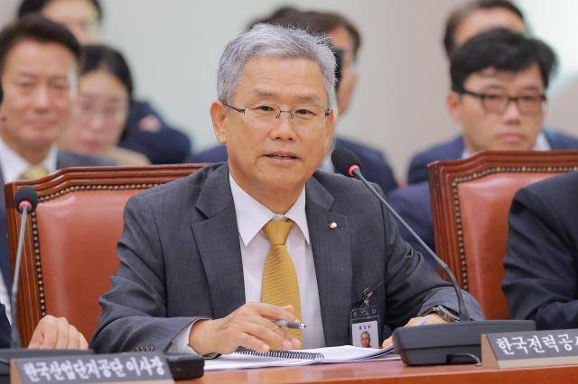 김동철 한국전력공사 사장이 12일 서울 여의도 국회에서 열린 산업통상자원중소벤처기업위원회 국정감사에서 출석해 의원 질의에 답하고 있다. 2026.10.12[사진=유대길 기자 dbeorlf123@ajunews.com]