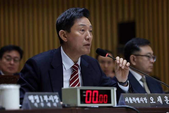 오세훈 서울시장이 19일 서울 중구 서울시청에서 열린 국회 국토위 국감에서 질의에 답하고 있다. [사진=연합뉴스]