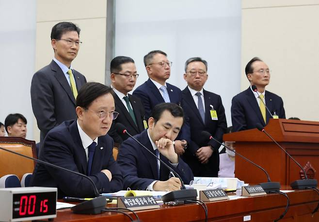 이찬진 금융감독원장이 19일 국회 정무위원회에서 열린 금융감독원 등에 대한 국정감사에서 정무위원 질의에 답하고 있다. 뒷줄에는 이환주 KB국민은행장(오른쪽부터), 정상혁 신한은행장, 정진완 우리은행장, 이호성 하나은행장, 강태영 NH농협은행장이 답변을 위해 서 있다.