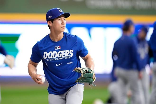 LA 다저스 김혜성이 10일(현지시간) 미국 위스콘신주 밀워키 아메리칸 패밀리 필드에서 열린 밀워키와 NLCS)1차전을 앞두고 훈련하고 있다. 사진 | 밀워키=AP연합뉴스