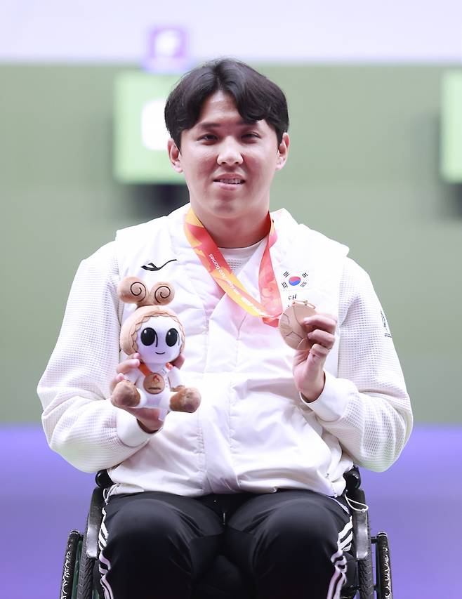 사격 대표팀 박승우가 19일 일본 아이치현 종합사격장에서 열린 2026 아이치·나고야 아시안패러게임 사격 혼성 10m 공기소총에서 동메달을 따냈다. 사진 | 공동취재단
