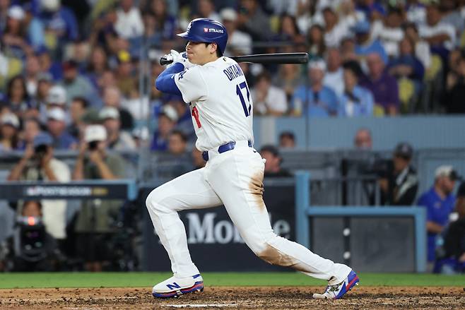 Oct 14, 2026; Los Angeles, California, USA;  Los Angeles Dodgers pitcher Shohei Ohtani (17) hits a single against the Milwaukee Brewers during the eighth inning in game three of the NLCS for the 2026 MLB Playoffs at Uniqlo Field at Dodger Stadium.  Mandatory Credit: Kiyoshi Mio-Imagn Images        <저작권자(c) 연합뉴스, 무단 전재-재배포, AI 학습 및 활용 금지>