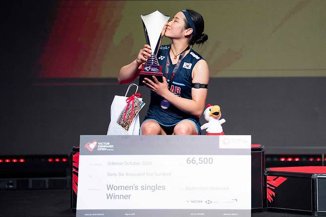 Korea's An Se Young kisses her trophy after winning the women's singles final at the Badminton Denmark Open in Odense on October 18, 2026. (Photo by Frank Cilius / Ritzau Scanpix / AFP) / Denmark OUT        <저작권자(c) 연합뉴스, 무단 전재-재배포, AI 학습 및 활용 금지>